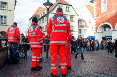 Soest, Almanya - 31 Aralık 2017: Alman Kızılhaç Sıhhiye sınıfı devriye 