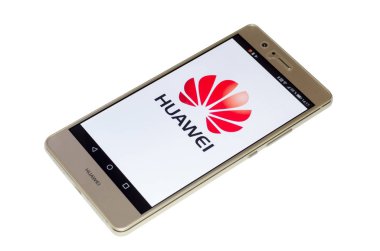 Soest, Almanya - 4 Ocak 2018: Huawei logo üstünde perde-in Huawei P9 lite. Huawei Technologies Co, Ltd Çin Uluslararası bir ağ ve telekomünikasyon ekipman ve Hizmetleri şirkettir.