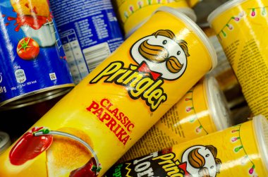 Soest, Almanya - 3 Ocak 2018: Pringles aperatifler satırı. Pringles Kellogg şirketine ait çerez cips ünlü marka ' 140'dan fazla ülkede satılan.