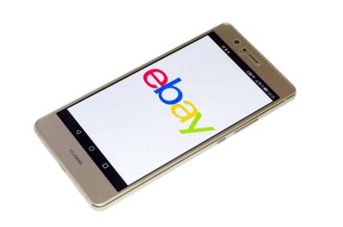 Soest, Almanya - 4 Ocak 2018: ebay logosu ekranda Huawei P9 lite. eBay en büyük online açık artırma ve Web siteleri alışveriş biridir.