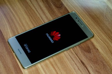 Soest, Almanya - 4 Ocak 2018: Huawei P9 lite yükleme ekranı. Huawei Technologies Co, Ltd Çin Uluslararası bir ağ ve telekomünikasyon ekipman ve Hizmetleri şirkettir.