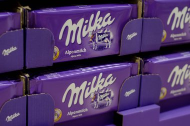 Soest, Almanya - 8 Ocak 2018: Milka çikolata Satılık süpermarket. Milka 1901 yılında İsviçre kökenli çikolata şekerleme markasıdır..