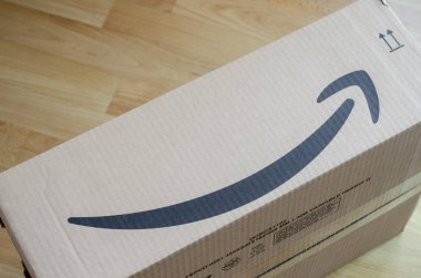 Soest, Almanya - 8 Ocak 2018: Amazon logo karton kutunun üstünde yazılıdır. Amazon.com, Inc, bir Amerikan elektronik ticaret ve bulut bilgisayar şirketi olduğunu.