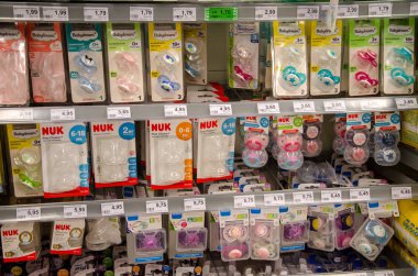 Soest, Almanya - 9 Ocak 2018: Farklı bebek emziği üretici Rossmann mağaza satış için.