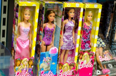 Soest, Almanya - 12 Ocak 2018: Barbie oyuncakları süpermarket Stand Satılık. Barbie Amerikan oyuncak şirketi Mattel, Inc. tarafından üretilen ve Mart 1959 yılında başlatılan bir moda oyuncağı.