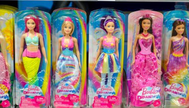 Soest, Almanya - 12 Ocak 2018: Barbie oyuncakları süpermarket Stand Satılık. Barbie Amerikan oyuncak şirketi Mattel, Inc. tarafından üretilen ve Mart 1959 yılında başlatılan bir moda oyuncağı.