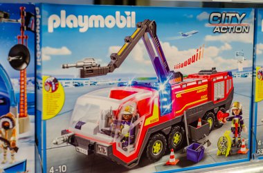 Soest, Almanya - 12 Ocak 2018: Playmobil inşaat kitleri Mller süpermarkette Satılık. 