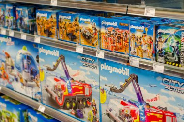 Soest, Almanya - 12 Ocak 2018: Playmobil inşaat kitleri Mller süpermarkette Satılık.