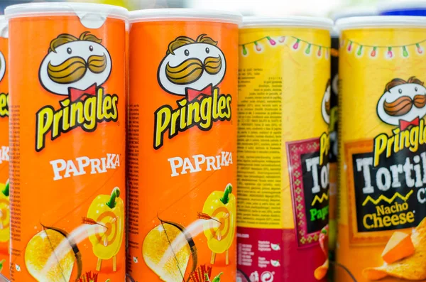 Soest, Almanya - 3 Ocak 2018: Pringles aperatifler satırı. Pringles Kellogg şirketine ait çerez cips ünlü marka ' 140'dan fazla ülkede satılan.