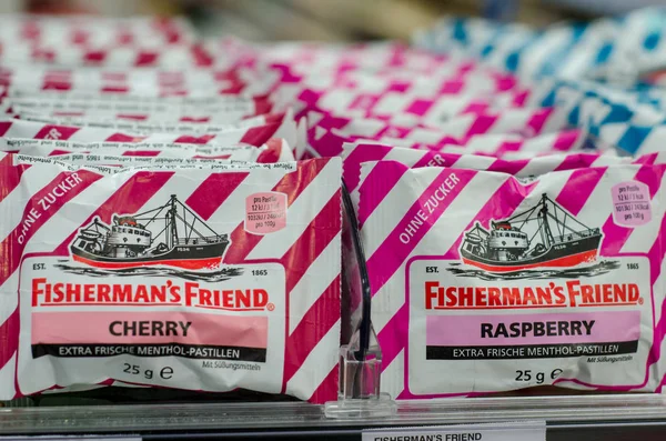 Soest, Almanya - 3 Ocak 2018: Balıkçı arkadaşı pastil Satılık süpermarket. Fisherman's arkadaş güçlü mentol pastilleri Lofthouse tarafından üretilen bir markasıdır..
