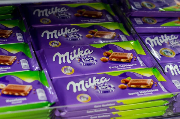 Soest, Almanya - 3 Ocak 2018: Milka çikolata Satılık süpermarket. Milka 1901 yılında İsviçre kökenli çikolata şekerleme markasıdır..