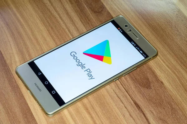 Soest, Almanya - 4 Ocak 2018: Google oyun logo üstünde perde-in Huawei P9 lite. Google oyunu (eski adıyla Android Market) Google tarafından geliştirilen ve bakımı yapılan bir dijital dağıtım hizmetidir.
