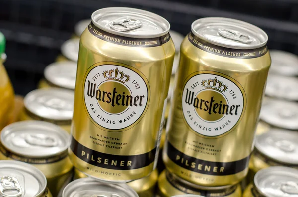 Soest, Almanya - 8 Ocak 2018: Warsteiner bira olabilir. Warsteiner bira Arnsberg Orman Doğa Park Warstein, Kuzey Ren Vestfalya, Almanya dışında demlenmiş.