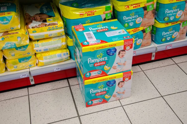 Soest, Almanya - 9 Ocak 2018: pack Rossmann mağaza satış için memnun etmektedir. Bebek bezi bebek ve yürümeye başlayan çocuk ürünleri Procter ve Gamble tarafından pazarlanan bir Amerikan adı markasıdır..