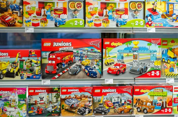 Soest, Almanya - 12 Ocak 2018: Lego inşaat kitleri Mller süpermarkette Satılık.