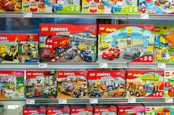 Soest, Almanya - 12 Ocak 2018: Lego inşaat kitleri Mller süpermarkette Satılık. 