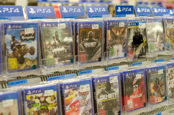 Soest, Almanya - 12 Ocak 2018: Playstation oyunları Mller süpermarkette Satılık.