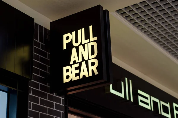 Kiev Ucrânia Maio 2018 Pull Bear Sinal Logotipo Puxe Urso — Fotografia de Stock