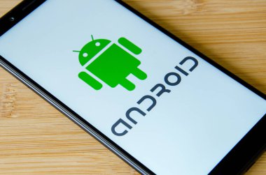 Kiev, Ukrayna - 12 Temmuz 2018: Android logo üstünde perde Xiaomi Redmi Not 5.
