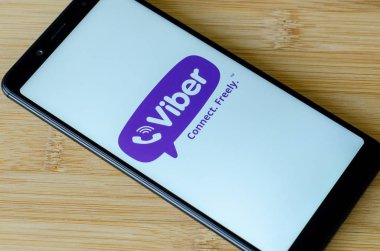 Kiev, Ukrayna - 12 Temmuz 2018: Viber logo üstünde perde Xiaomi Redmi Not 5.