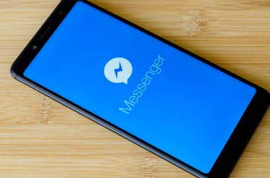 Kiev, Ukrayna - 12 Temmuz 2018: Messenger logo üstünde perde Xiaomi Redmi Not 5.