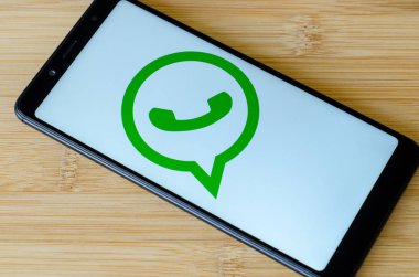 Kiev, Ukrayna - 12 Temmuz 2018: Whatsapp logo üstünde perde Xiaomi Redmi Not 5.