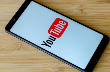 Kiev, Ukrayna - 12 Temmuz 2018: Youtube logo üstünde perde Xiaomi Redmi Not 5.