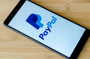Kiev, Ukrayna - 12 Temmuz 2018: Paypal logosuna ekran Xiaomi Redmi Not 5.