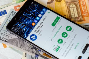 Kiev, Ukrayna - 12 Temmuz 2018: Cryptocurrency - Bitcoin v fiyat - Apps üstünde Google oyun ekranında Xiaomi Redmi Not 5.