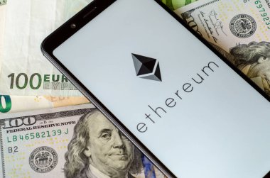 Kiev, Ukrayna - 12 Temmuz 2018: Ethereum logo üstünde perde Xiaomi Redmi Not 5.
