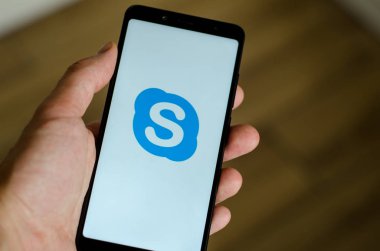 Kiev, Ukrayna - 12 Temmuz 2018: Skype logo üstünde perde Xiaomi Redmi Not 5.