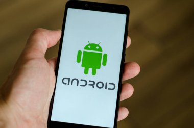 Kiev, Ukrayna - 12 Temmuz 2018: Android logo üstünde perde Xiaomi Redmi Not 5.