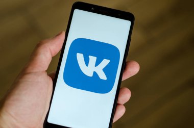 Kiev, Ukrayna - 12 Temmuz 2018: Vkontakte logo üstünde perde Xiaomi Redmi Not 5.
