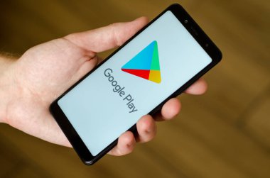 Kiev, Ukrayna - 12 Temmuz 2018: Google oyun logo üstünde perde Xiaomi Redmi Not 5.