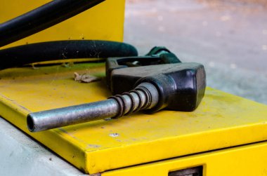 Petroll istasyonunda doldurma