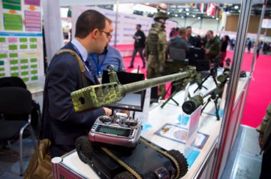 Kiev, Ukrayna - 10 Ekim 2018: Keskin nişancı tüfeği tanıtımı. Uluslararası Sergi silah ve güvenlik 2018