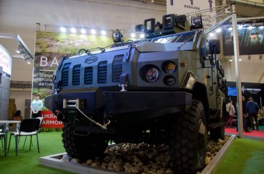 Kiev, Ukrayna - 10 Ekim 2018: Zırhlı personel taşıyıcı Varta. Uluslararası Sergi silah ve güvenlik 2018