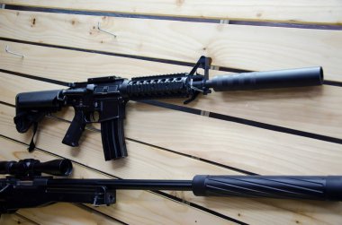 Tüfekli silah rafı.