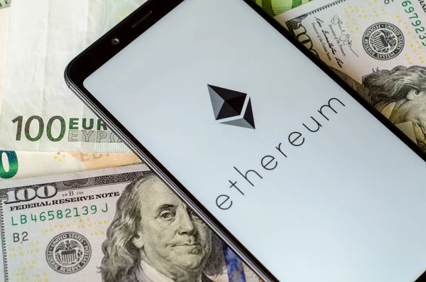 Kiev, Ukrayna - 12 Temmuz 2018: Ethereum logo üstünde perde Xiaomi Redmi Not 5.