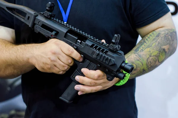 Kiev Ucrânia Outubro 2018 Homem Usando Arma Armas Segurança Exposição — Fotografia de Stock