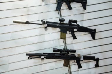 Tüfekli silah rafı.