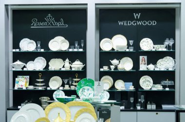 Kiev, Ukrayna - 4 Kasım 2018: Wedgwood ve Rosenthal yemekleri mağaza satış için.