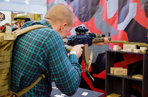 Kyiv Ukraina Oktober 2018 Manusia Menggunakan Senapan International Exhibition Arms — Stok Foto