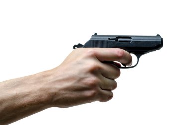 Elinde beyaz arka planda siyah metal 9mm tabanca silah.