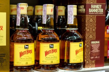 Kiev, Ukrayna - 15 Temmuz 2018: farklı viski Satılık süpermarket