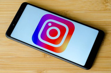 Kiev, Ukrayna - 15 Temmuz 2018: Instagram logo üstünde perde Xiaomi Redmi Not 5.