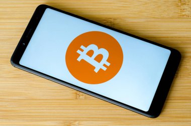 Kiev, Ukrayna - 15 Temmuz 2018: Bitcoin logo üstünde perde Xiaomi Redmi Not 5.
