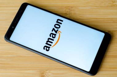 Kiev, Ukrayna - 15 Temmuz 2018: Amazon logo üstünde perde Xiaomi Redmi Not 5.