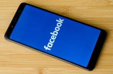 Kiev, Ukrayna - 15 Temmuz 2018: Facebook logosuna ekran Xiaomi Redmi Not 5.