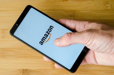 Kiev, Ukrayna - 15 Temmuz 2018: Amazon logo üstünde perde Xiaomi Redmi Not 5.